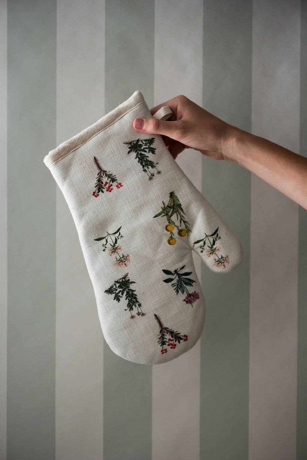 Flora Oven Mitt with vintage botanical prints and quilted padding for heat protection