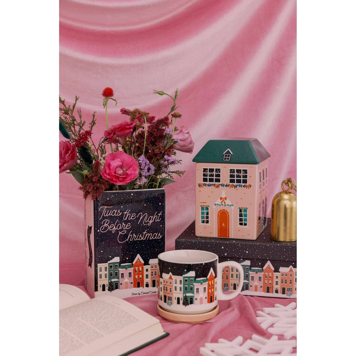 
                  
                    Ceramic cookie jar shaped like a holiday cottage inspired by ’Twas the Night Before Christmas with festive decorations
                  
                