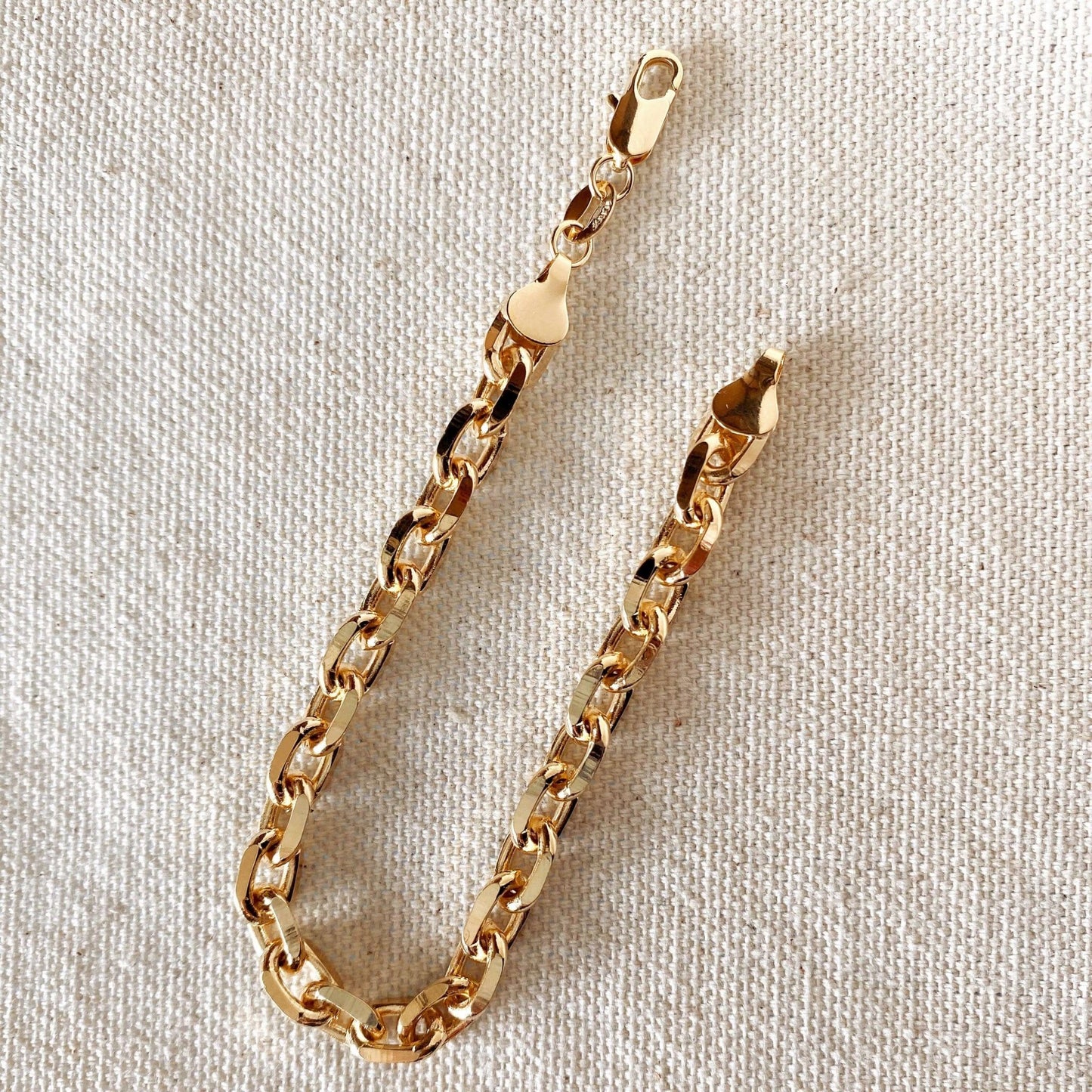 
                  
                    Gorgeous 18k Gold Filled 7mm Link Bracelet - Curated Home Decor
                  
                