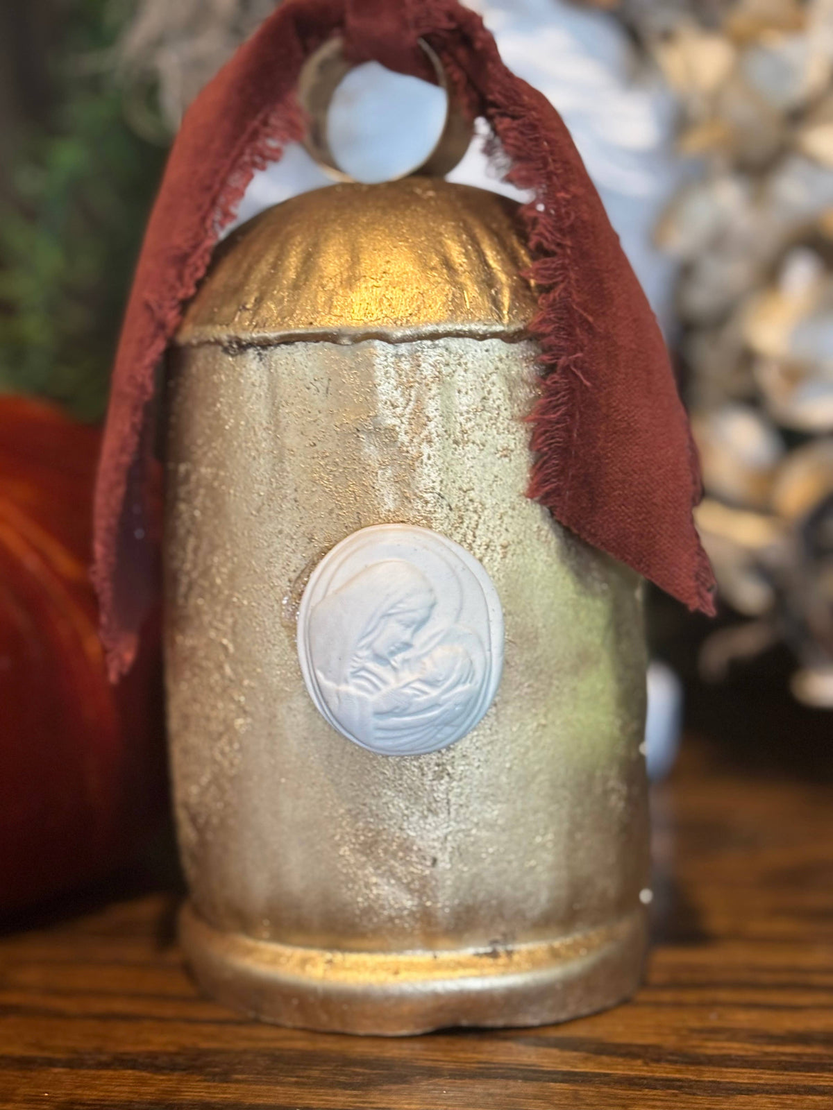 
                  
                    Vintage-style Christmas bell with Mary and Jesus intaglio and velvet ribbon
                  
                