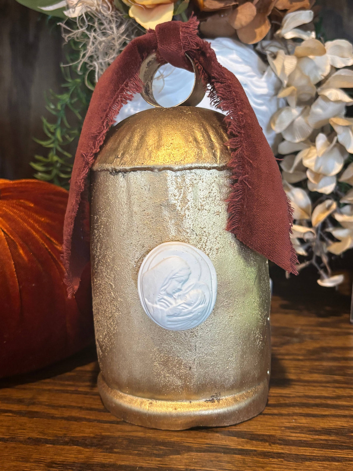 
                  
                    Vintage-style Christmas bell with Mary and Jesus intaglio and velvet ribbon, photo 3
                  
                