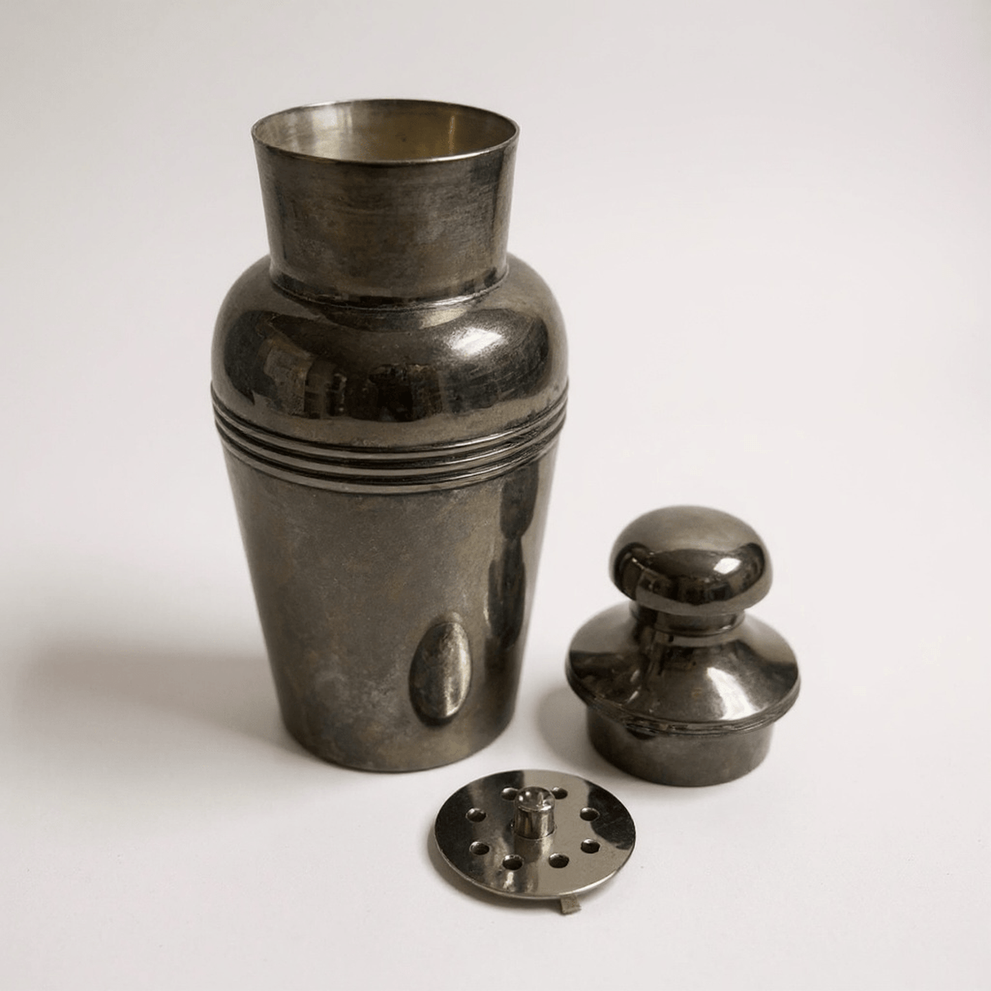 Vintage Art Deco MCM cocktail shaker with built-in strainer and weighted lid in metal, vintage condition