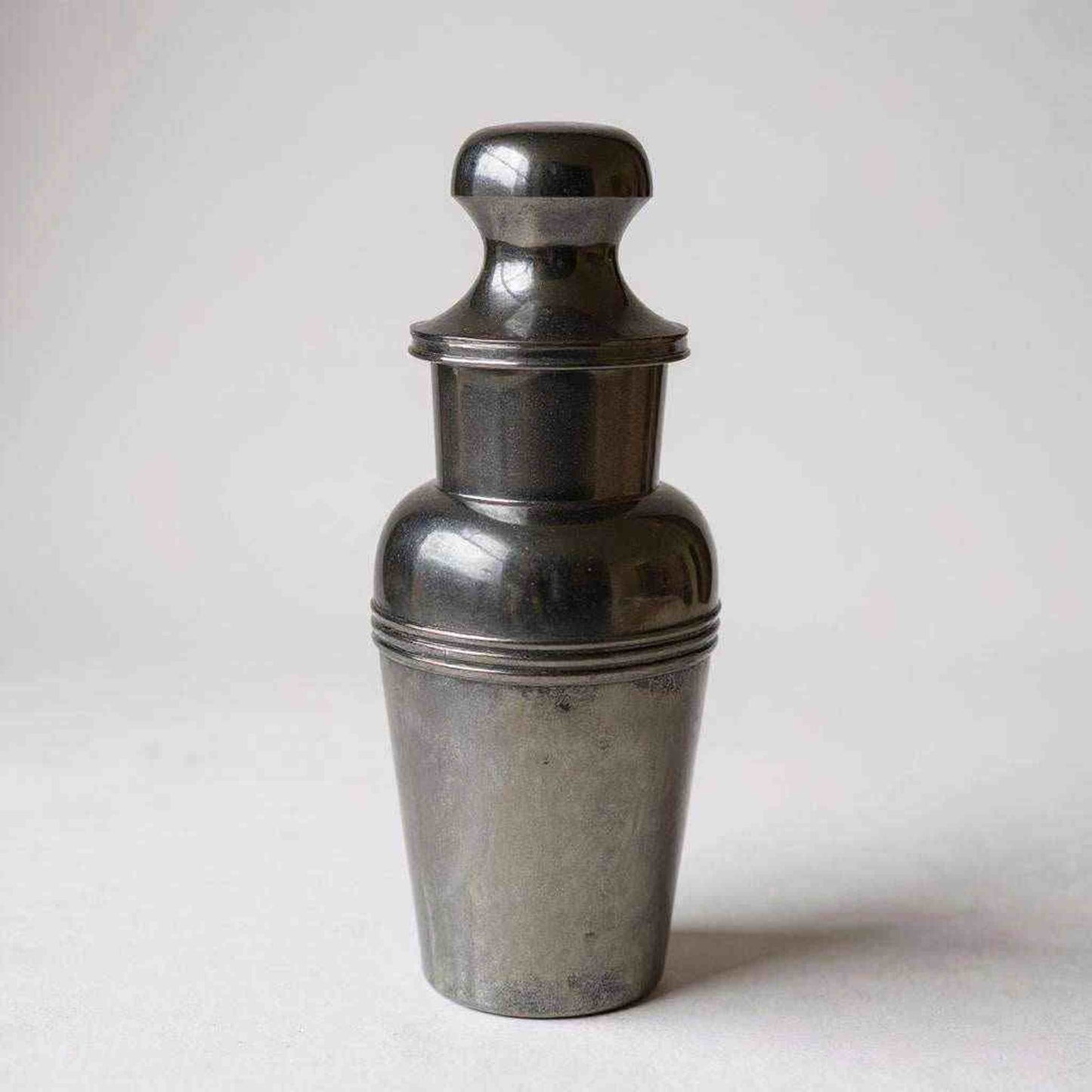 Vintage Art Deco MCM metal cocktail shaker with built-in strainer and weighted lid, 9-inch vintage bar accessory from India