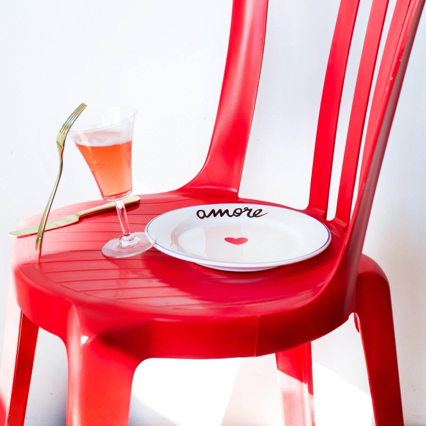 22cm hand-painted earthenware Amore plate with blue rim and red heart, made in France